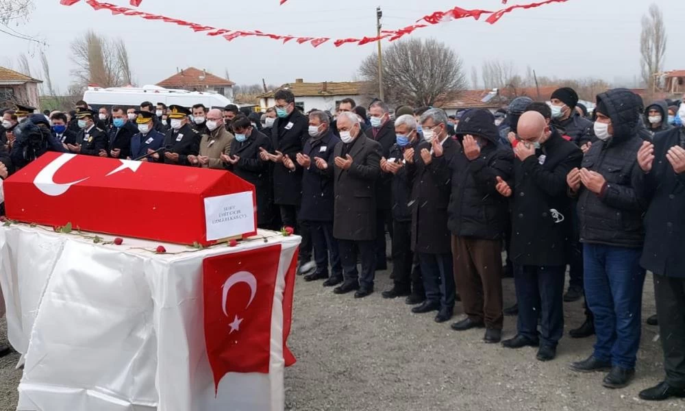 ''Βράζουν'' οι Τούρκοι με Ερντογάν: ''Είσαι ανίκανος'' - ''Να παραιτηθεί ο Ακάρ''